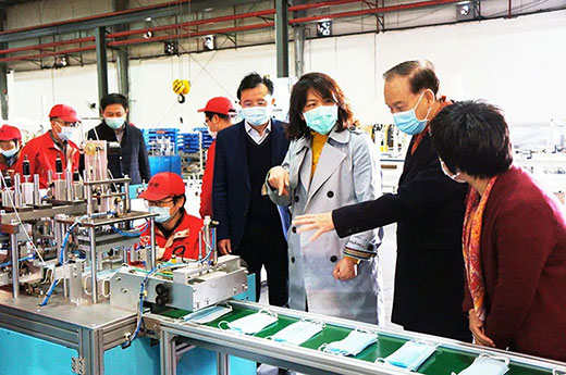 青浦区委副书记杨小菁等向导一行考察ag真人国际全自动口罩生产流水线装备